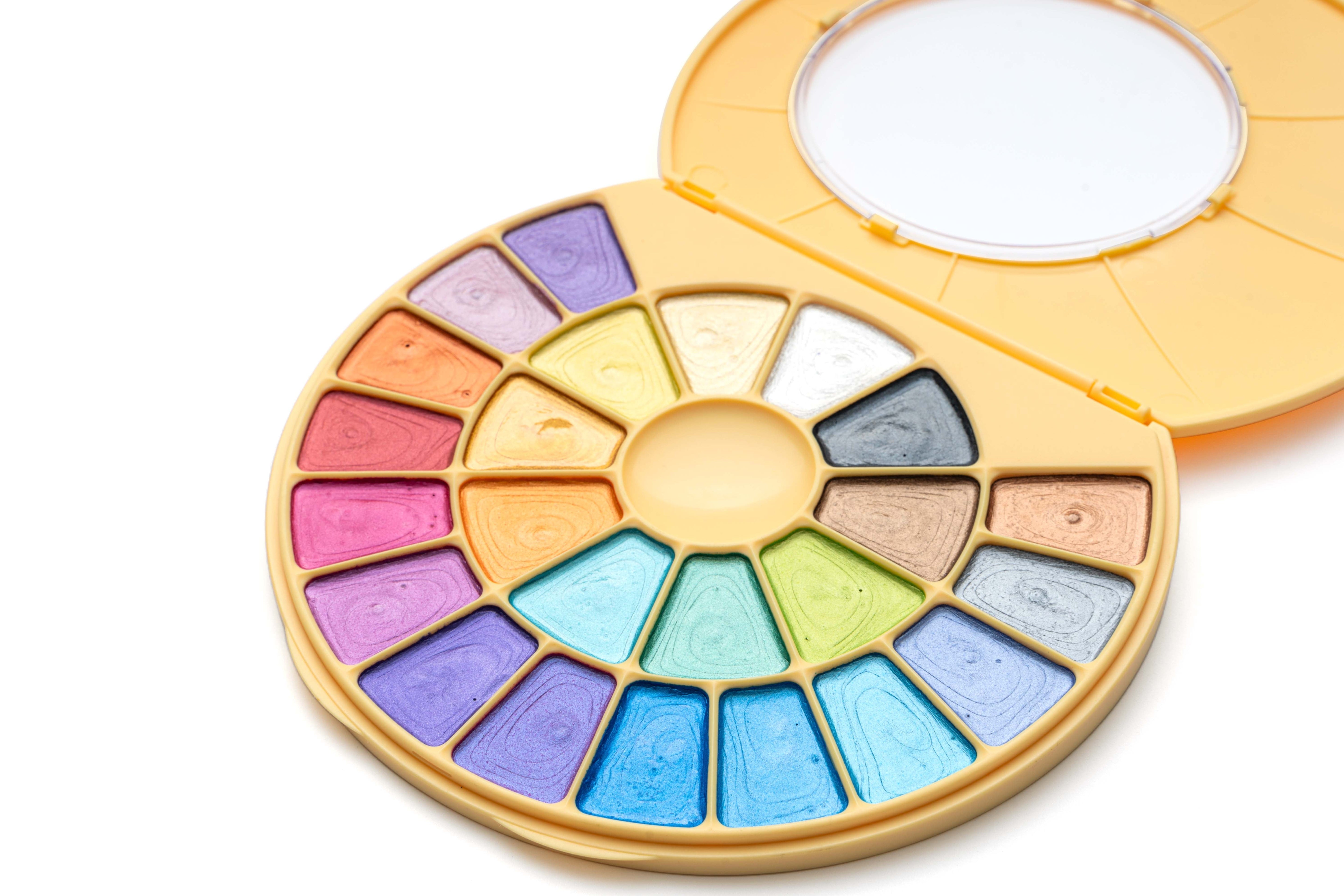 HIMI Semi-Moist Watercolour Set - 24 Colours + Brush (Yellow Case Metallic Edition) close-up detail of the metallic pans.