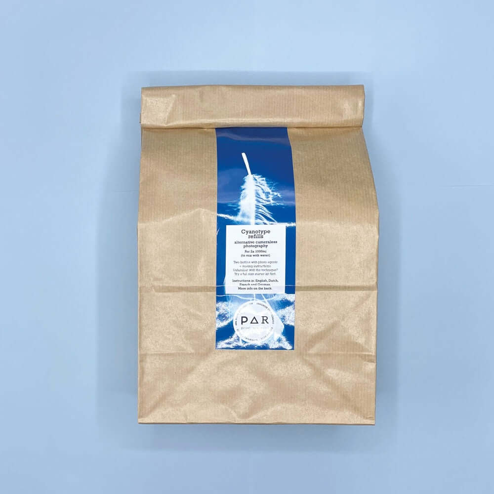 Cyanotype Refill Set – 2×1000 ml Sensitiser Bottles for Sun‑Print Printing in brown packaging with label.