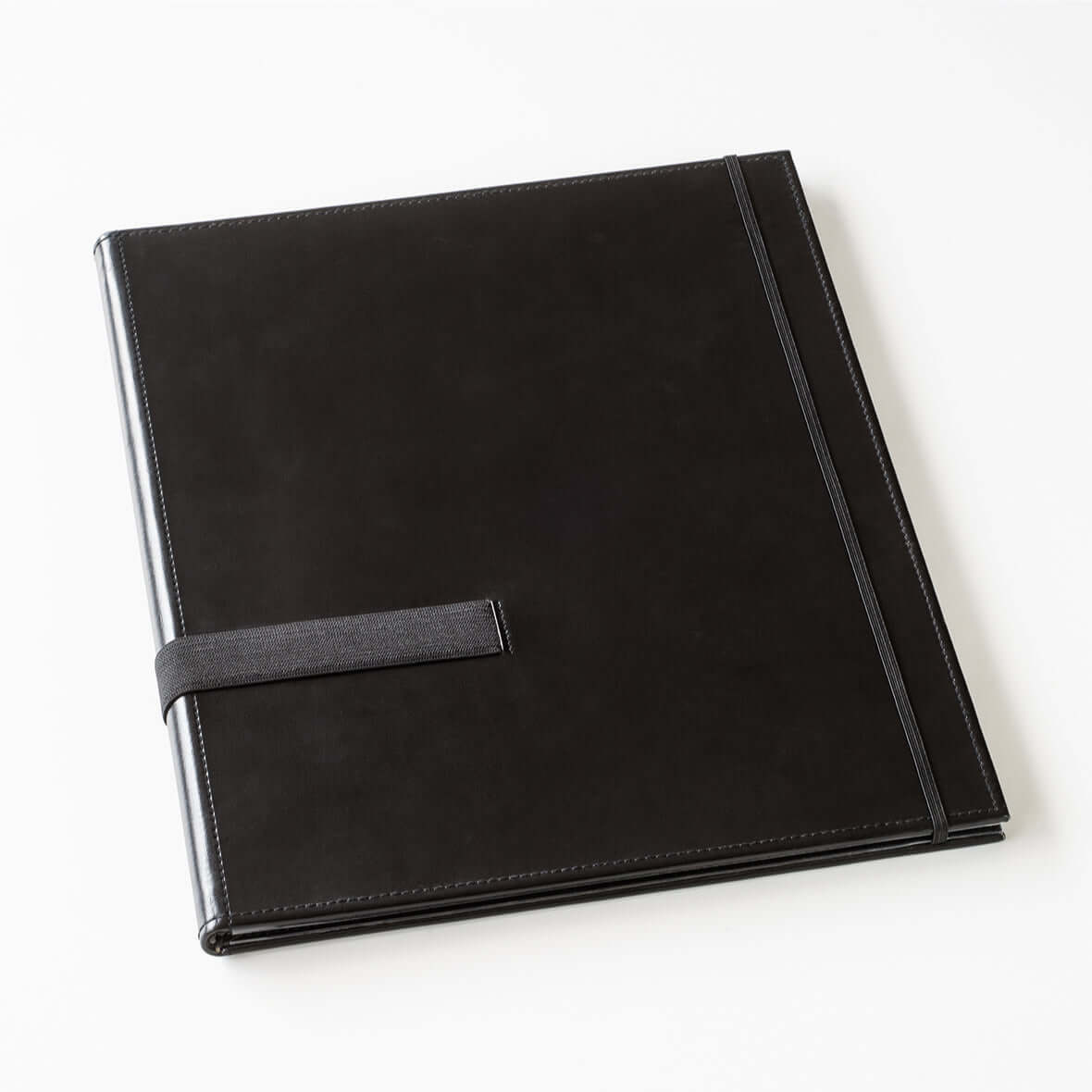 Leuchtturm Music Portfolio DIN A4 – Elastic Strap & Corner Pockets in black synthetic leather, ideal for musicians.