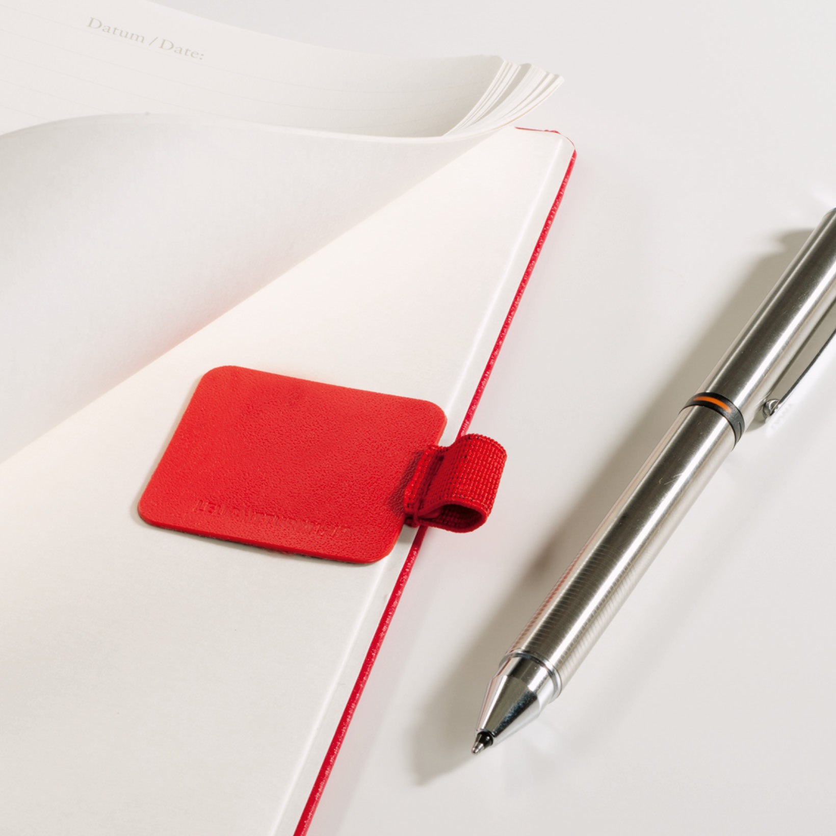 Leuchtturm1917 Pen Loop Bauhaus Edition - holding a pen
